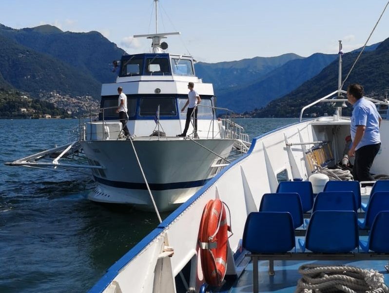 Il “Volta” in avaria si blocca in mezzo al lago. Turisti trainati a riva dall’aliscafo