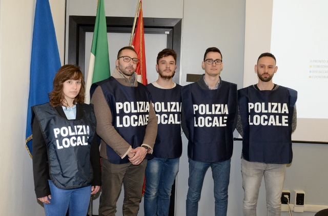 Cinque nuovi agenti di polizia locale assunti per un anno a Como