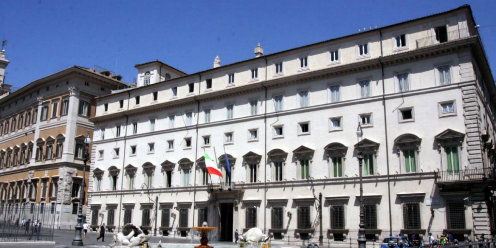Il lato virtuale della crisi di governo: il racconto in Rete dei parlamentari comaschi