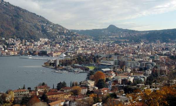 Rubano le chiavi di una casa e la devastano: baby-gang in centro a Como