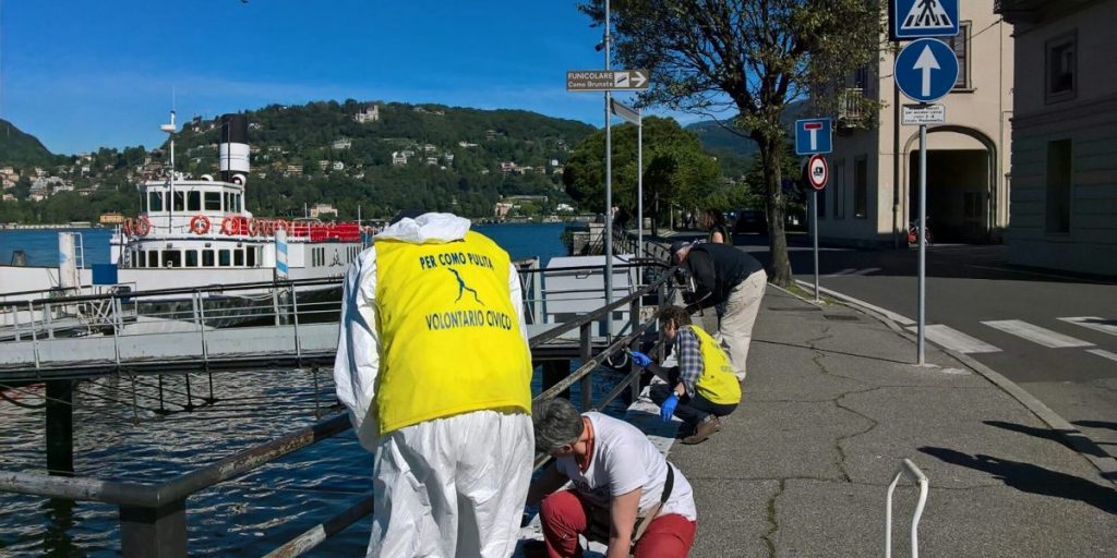 Ringhiere ridipinte sul lungolago dai volontari