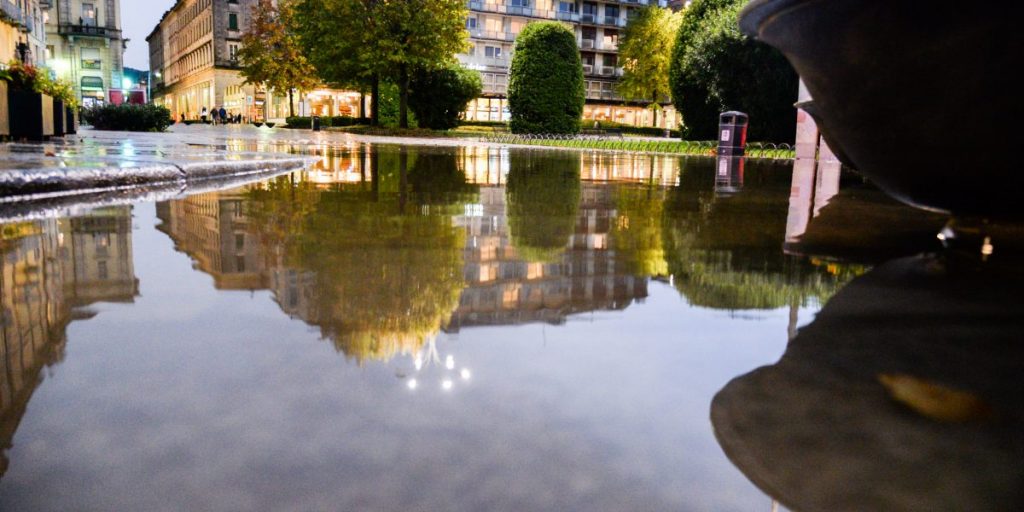 Il maltempo ha flagellato tutta la provincia di Como. Chiuso il palazzetto, allagamenti e alberi in strada