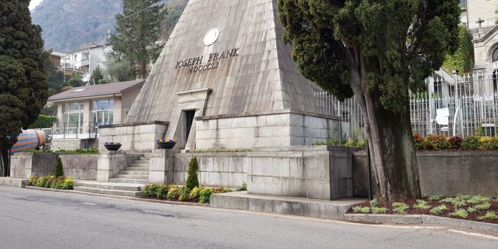 La “piramide” di Laglio, manutenzione su Facebook