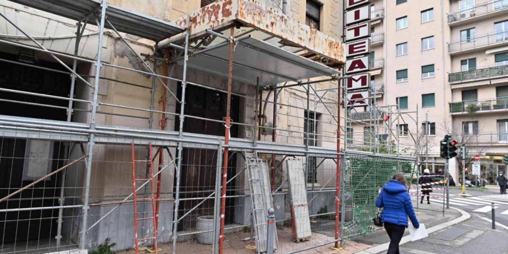 Politeama, arrivano le impalcature per fare cassa
