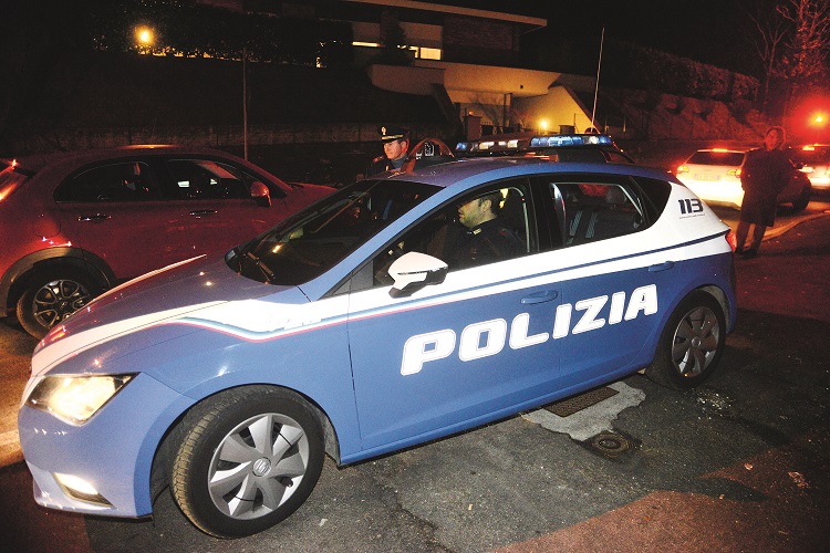 Como, sera di follia per due fratelli: «Facciamo saltare la casa»