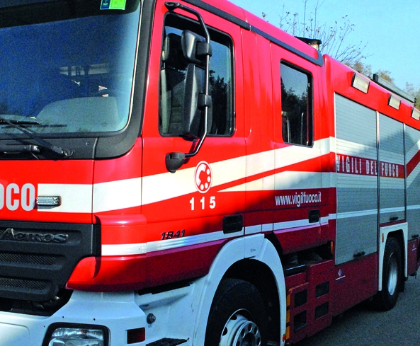 Bimba di un anno chiusa nell’auto