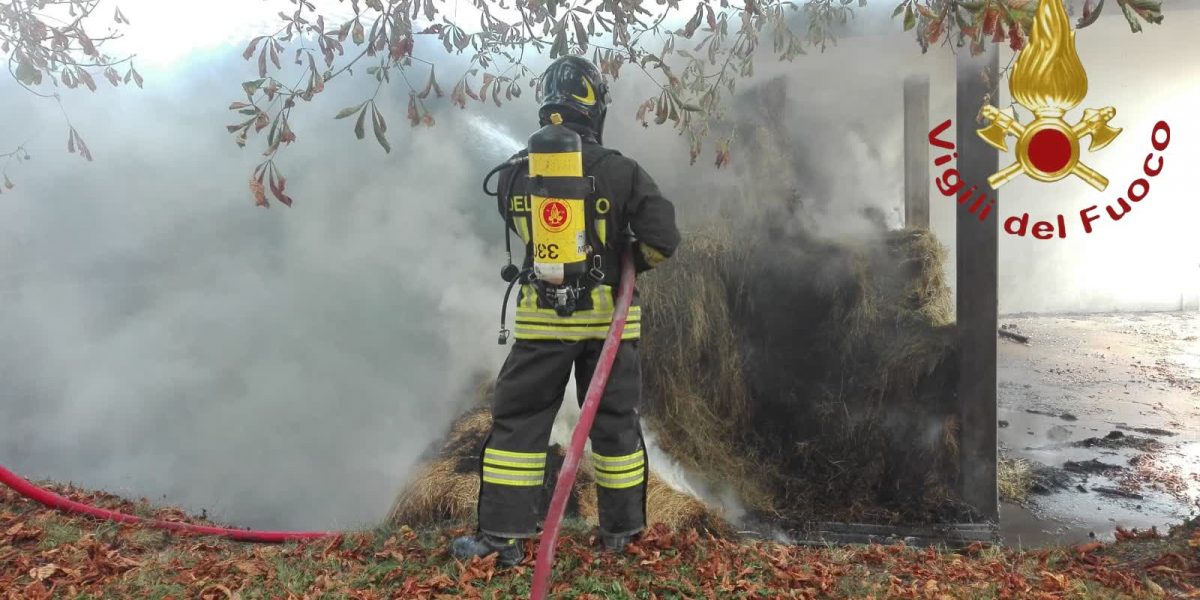 Fiamme in Altolago, torna la paura. Il vento spinge il fuoco verso le case