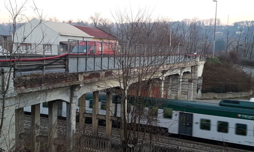 Ci risiamo. Camion danneggia il ponte di Asnago, traffico a senso unico alternato