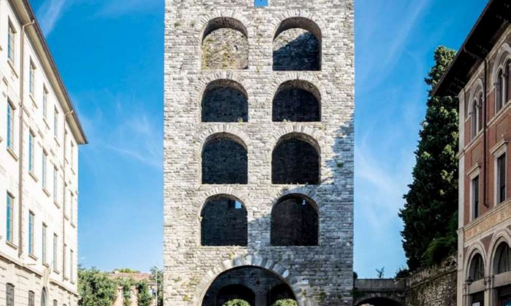 Passeggiata attorno alle mura di Como