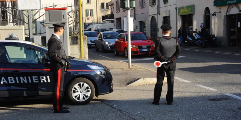 Minacciato da due uomini armati: riesce a fuggire dai rapinatori
