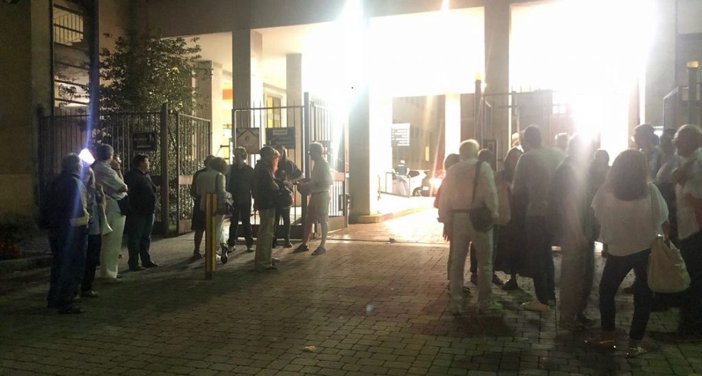 «Como è civile». La protesta silenziosa nel cortile di Palazzo Cernezzi
