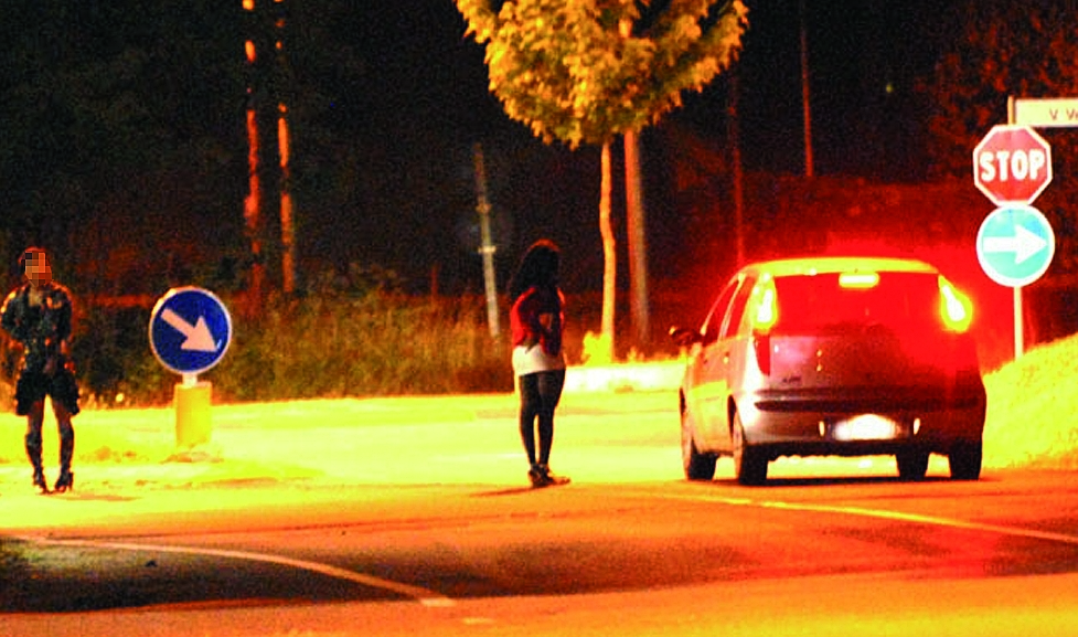 Blitz contro la prostituzione nel Comasco: eseguite 23 ordinanze di custodia