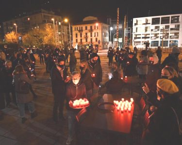 Il liquido infiammabile finisce sui piedi: ustionato mentre prepara le costine