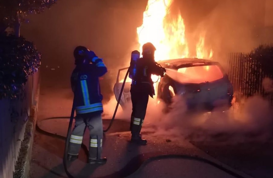 Due auto distrutte dalle fiamme questa notte a Como