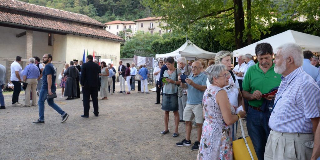 Ruba tra gli stand della fiera di Sant’Abbondio: arrestato 30enne