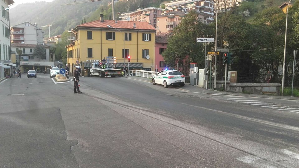 Grossa perdita d’olio: pesanti rallentamenti alle porte della città