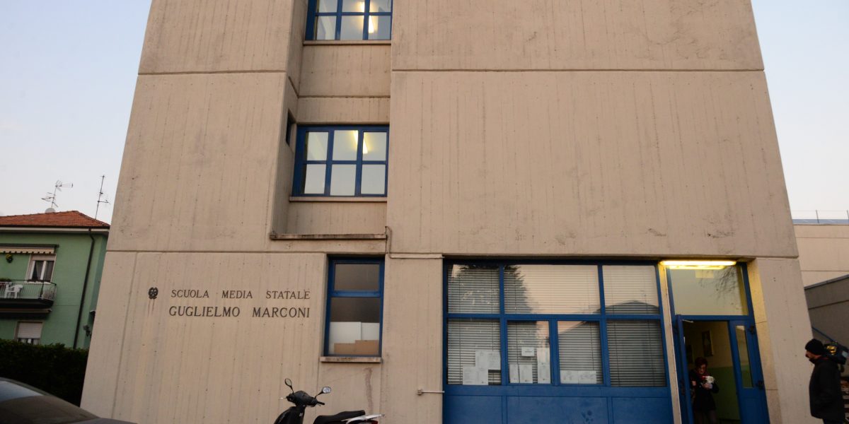 Albate, si stacca intonaco dal soffitto, professoressa in ospedale e scuola chiusa