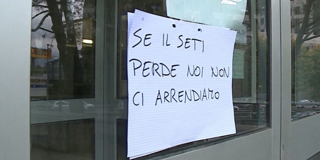 Piove all’interno del Setificio a Como, sit-in di protesta degli studenti