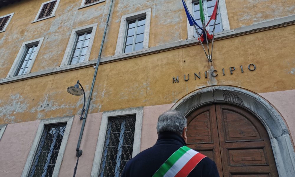 Coronavirus, bandiere a mezz’asta per onorare i defunti
