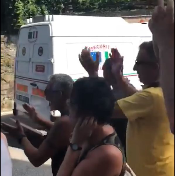 Campione d’Italia, i soldi custoditi nel caveau se ne vanno tra gli applausi ironici dei dipendenti