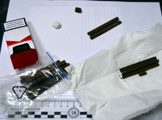 In casa nasconde 110 ovuli e 22 panetti di hashish