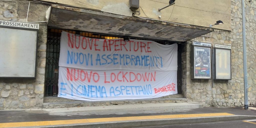 Cinema e crisi Covid, striscione di protesta al Gloria di Como