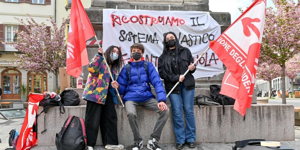 Como, studenti in piazza per ripensare la scuola