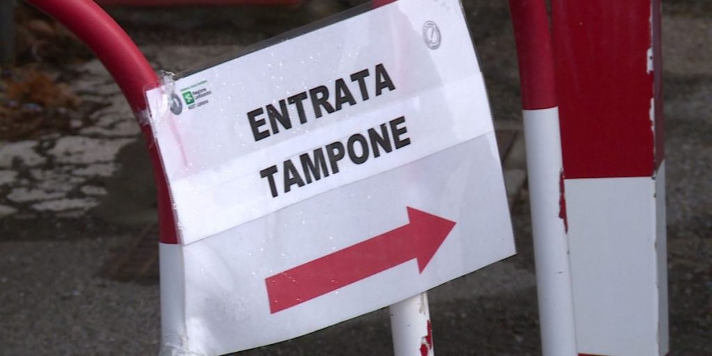 Il tampone diventa un incubo: cittadini in coda per ore