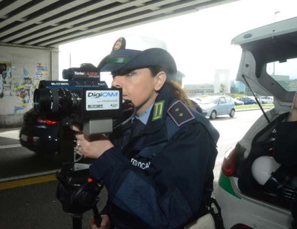Como, lotta contro i distratti al volante. Multati 43 automobilisti al telefonino