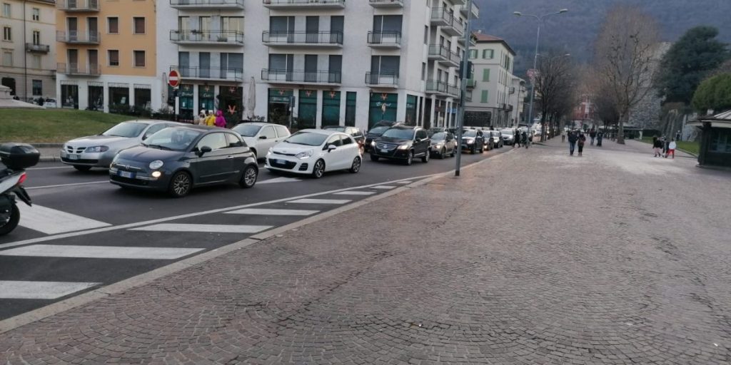 Como, traffico di nuovo in tilt. E l’aria diventa irrespirabile anche il primo giorno dell’anno