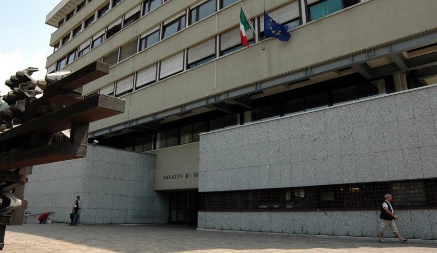 Botte in strada a un avvocato comasco. Le difese: «Una prognosi inusuale»