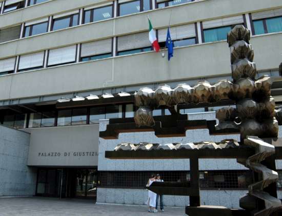 Molesta la dipendente, in aula il datore di lavoro