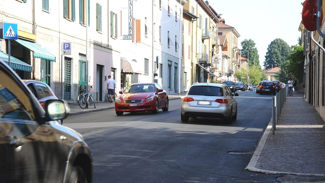 Como, asfaltatura notturna per la strada della dogana