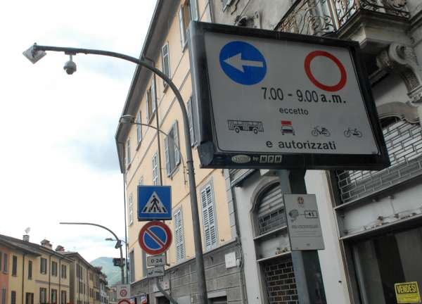 Accesso libero in via Milano Alta. Telecamera spenta fino al mese di giugno