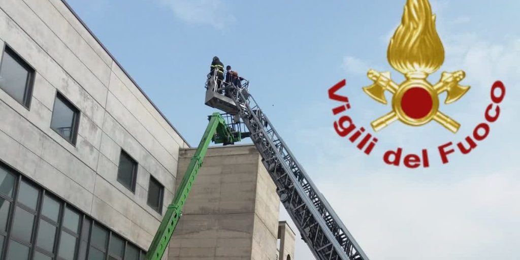 Operai bloccati in cima a un edificio recuperati dai Vigili del Fuoco