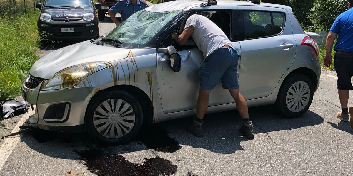 Auto si ribalta a Lanzo, una persona ferita