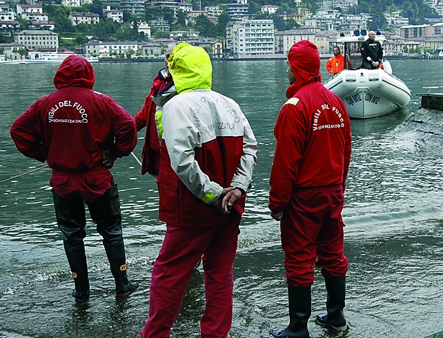 Estate, più sicuri i bagni nel lago. Pompieri in azione con una moto d’acqua