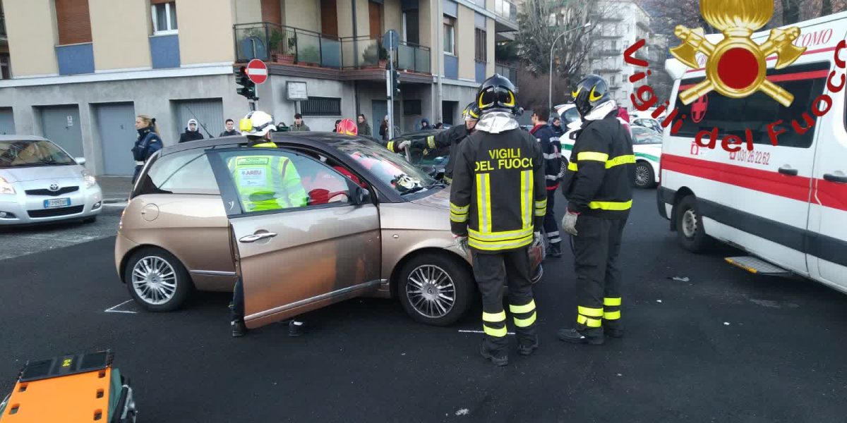 Incidente tra via Ambrosoli e via Castelnuovo. Tre feriti