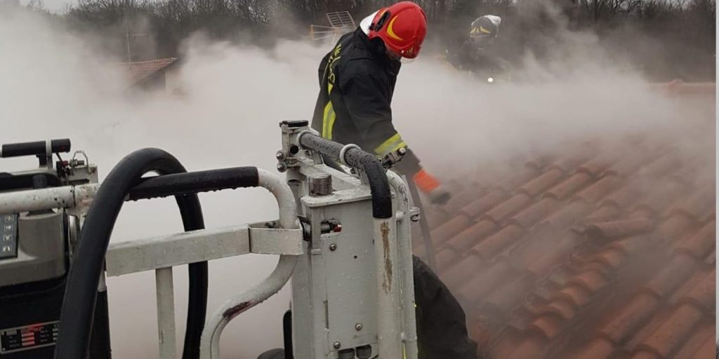 Gironico: tetto in fiamme, arrivano i pompieri