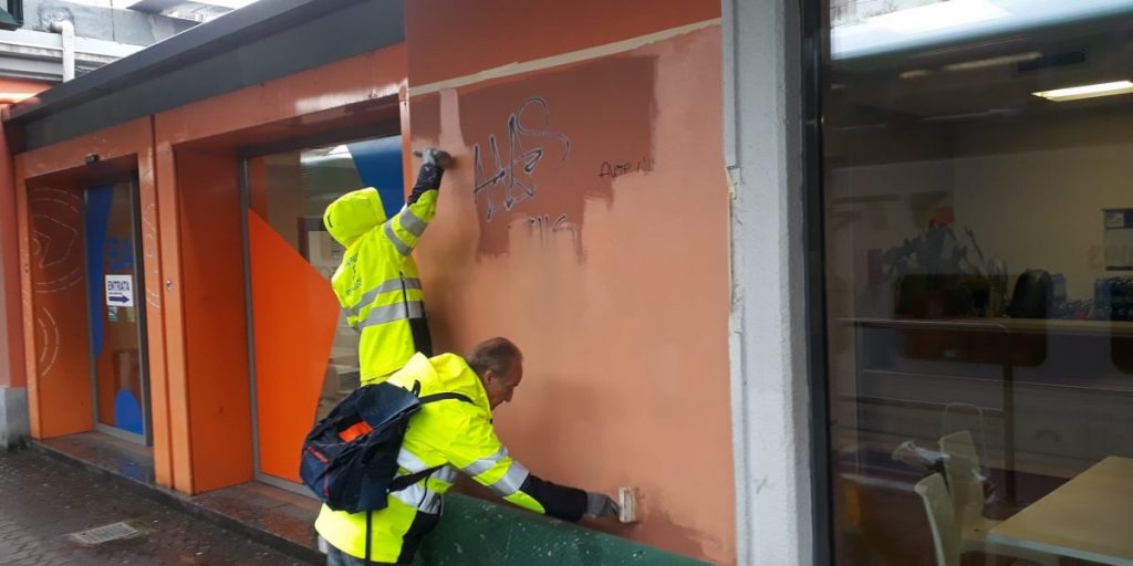 I volontari di “Per Como Pulita” in azione a Como Borghi e in via Pannilani