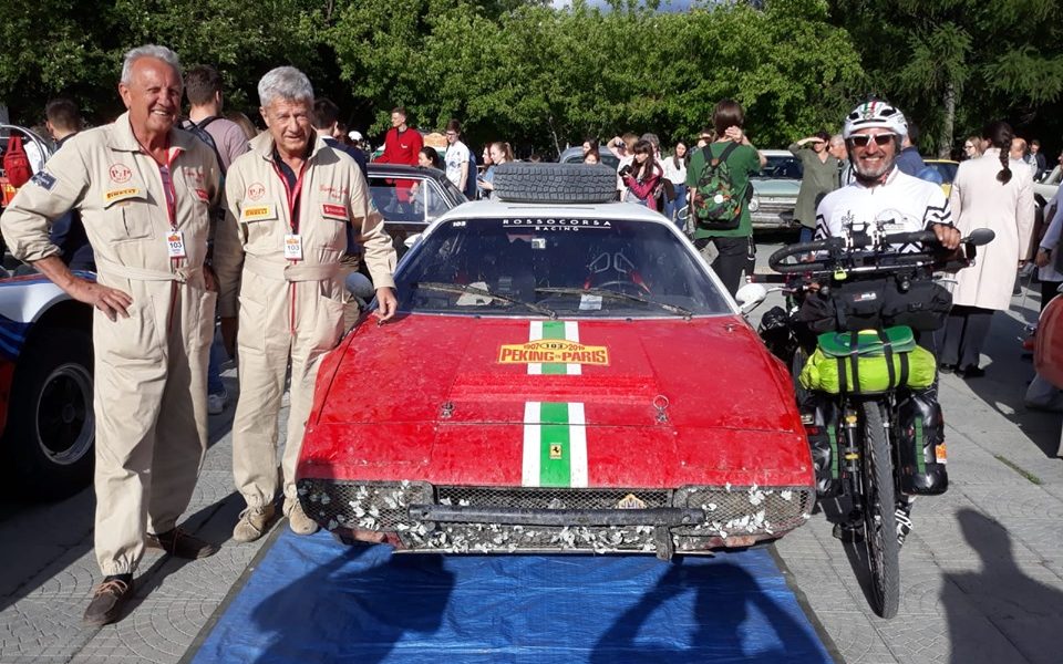 Raid Pechino-Parigi: Guggiari e Schön e la loro Ferrari sono in Kazakistan