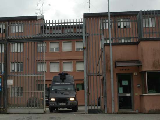 «Mi sentivo soffocare, loro ridevano». Nelle carte il racconto della 16enne vittima della violenza