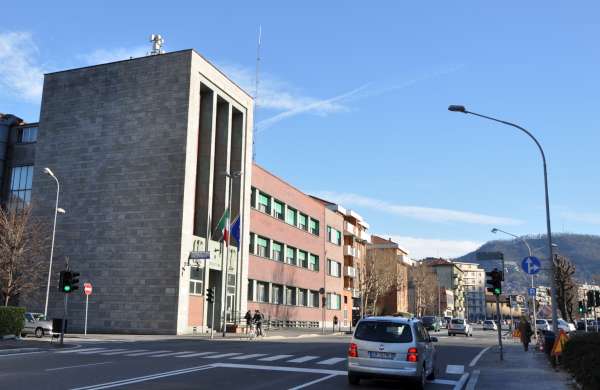 Infastidisce i clienti del supermercato: 21enne arrestato dalle volanti