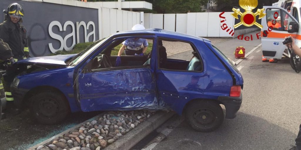 Fuori strada a Perticato di Mariano Comense: 19enne in ospedale