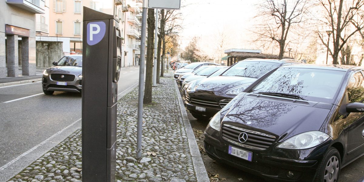 Como, sosta breve, retromarcia sulla delibera delle polemiche