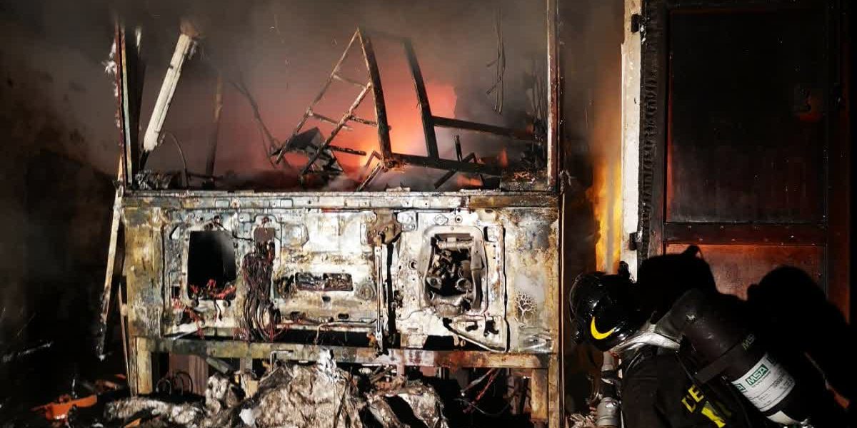 Incendio a Lezzeno, furgone in fiamme