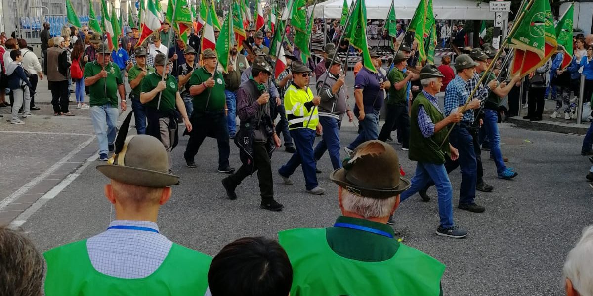 Gli Alpini in festa ad Albavilla. Oggi il corteo con centinaia di penne nere lariane