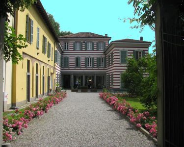 Gli uffici del distretto sanitario dell’Asst lariana lasciano via Cadorna per via Napoleona. Ma scoppiano le polemiche
