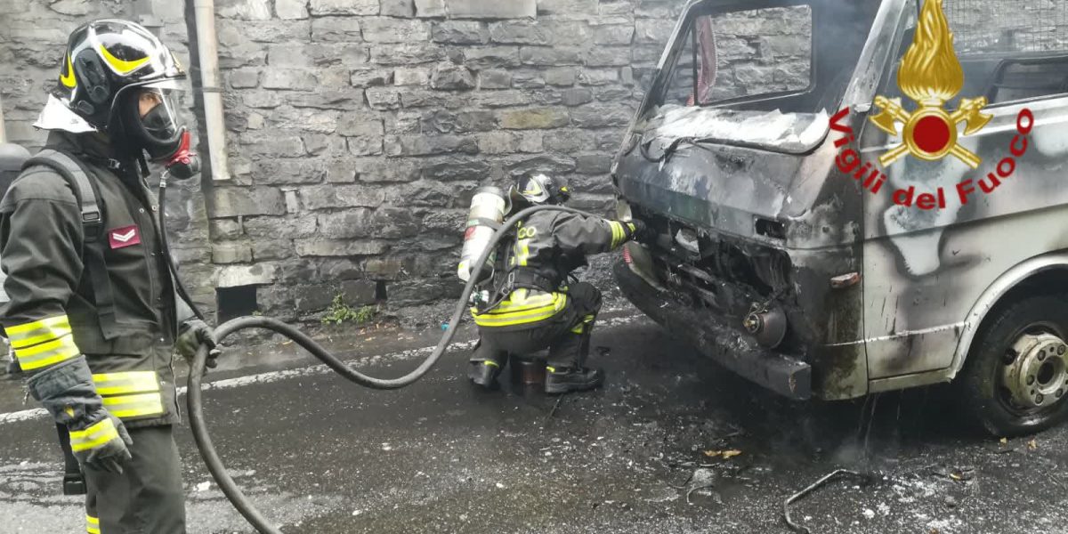 Autocarro in fiamme in via Bixio, traffico in tilt