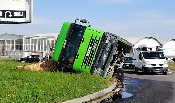 Mariano, camion carico di terra si ribalta su una rotonda. Illeso l’autista
